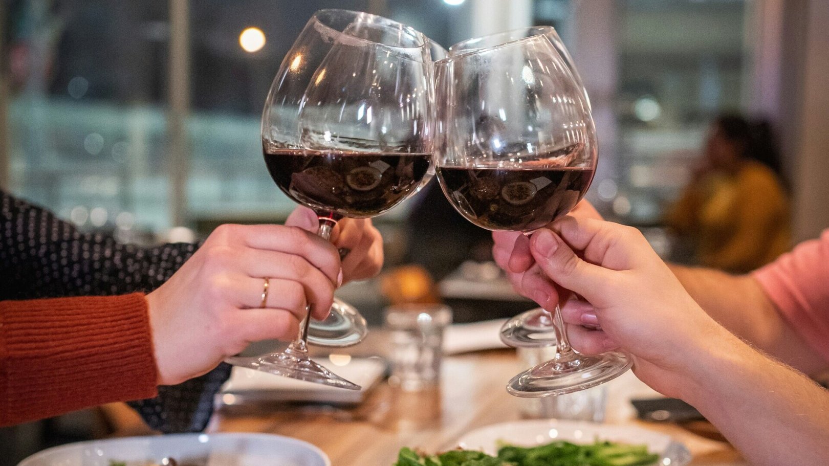 「日々のケアで変えられる！」オイリー肌の原因と対策とは？