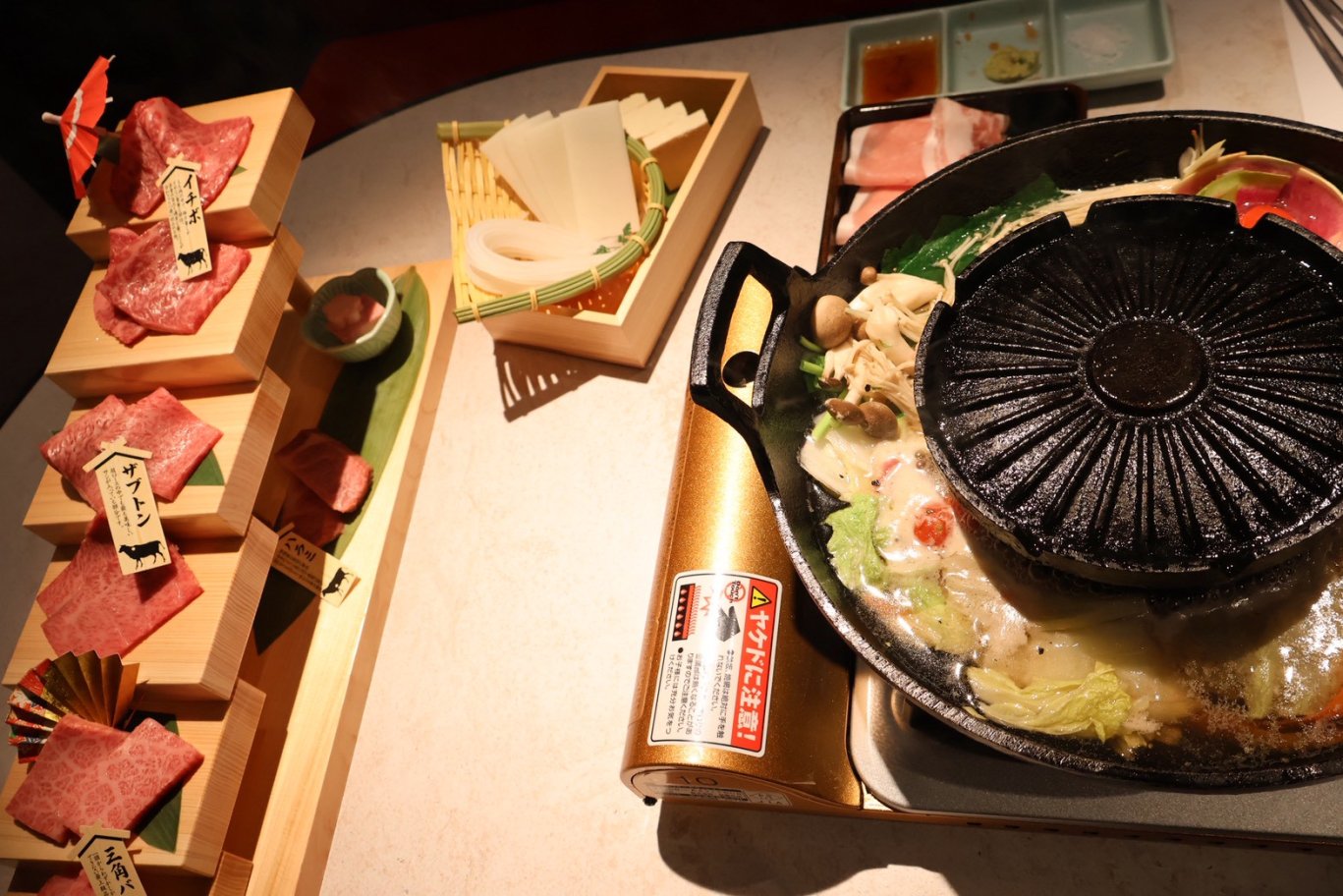 夏ネイルはトロピカルな縦グラデーションで♡ハンド＆フット別に紹介！